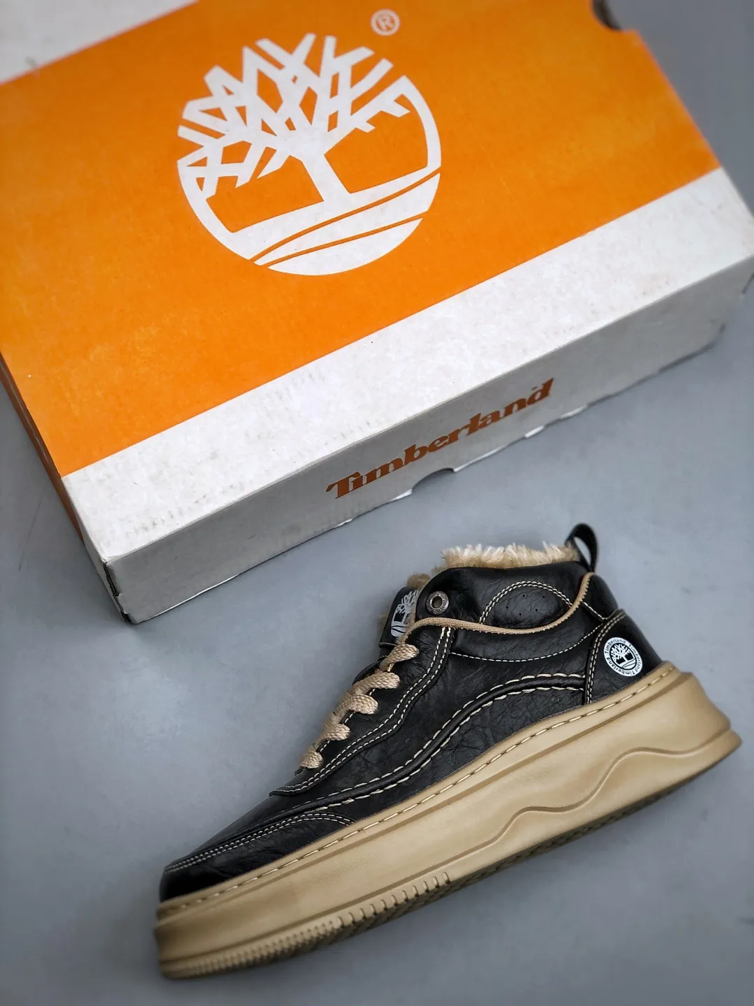 Local pick-up💰 520 supports store Timberland/Timberland classic 25ss new mid-high top (plus velvet) Classic re-engineered brand new upgrade Guangdong factory quality Original box original packaging The fabric is made of Italian top frosted cowhide with anti-odor and anti-corrosion genuine leather latex insoles to give you a perfect wearing experience High-quality and durable, a must-have for sportsmen Specially designed to treat the unsightly High-quality feet with first-class feel Exclusive supply Official item number: TB23066 Size: 39 40 41 42 43 44